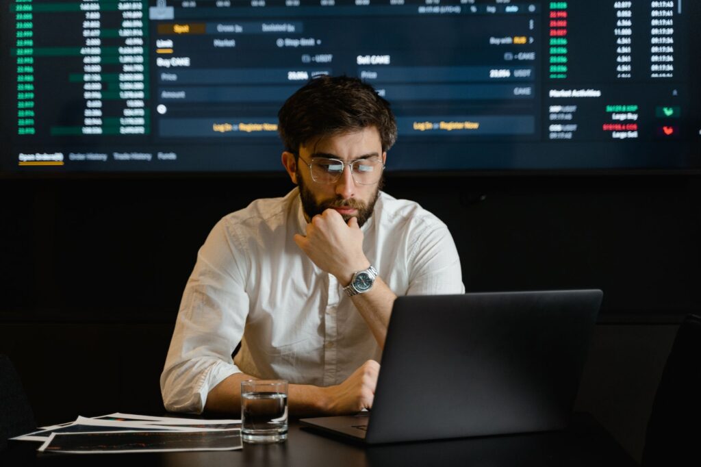 Emprendedor en Costa Rica analizando gráficos de trading de commodities agrícolas en una tableta.