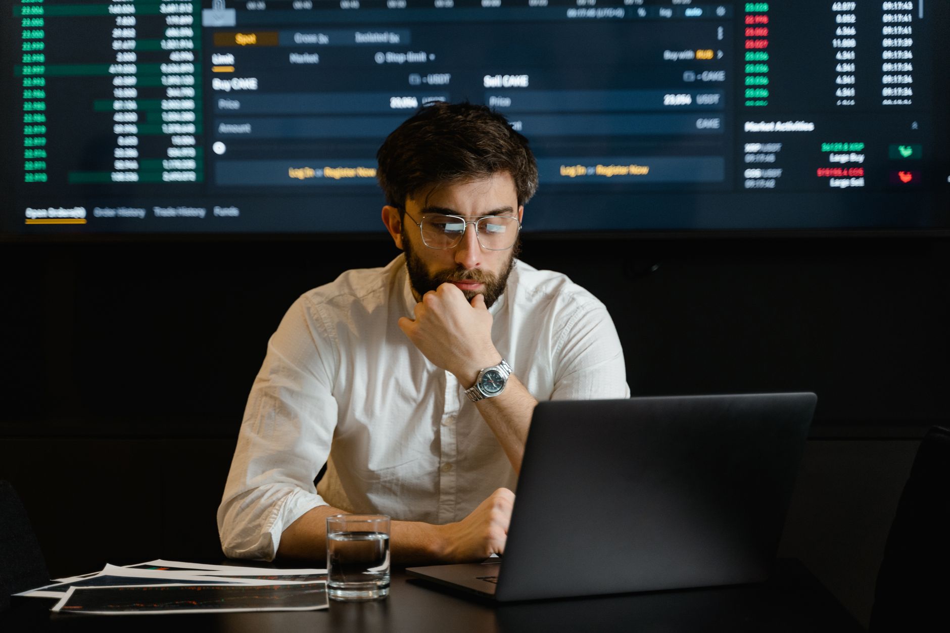 Emprendedor en Costa Rica analizando gráficos de trading de commodities agrícolas en una tableta.