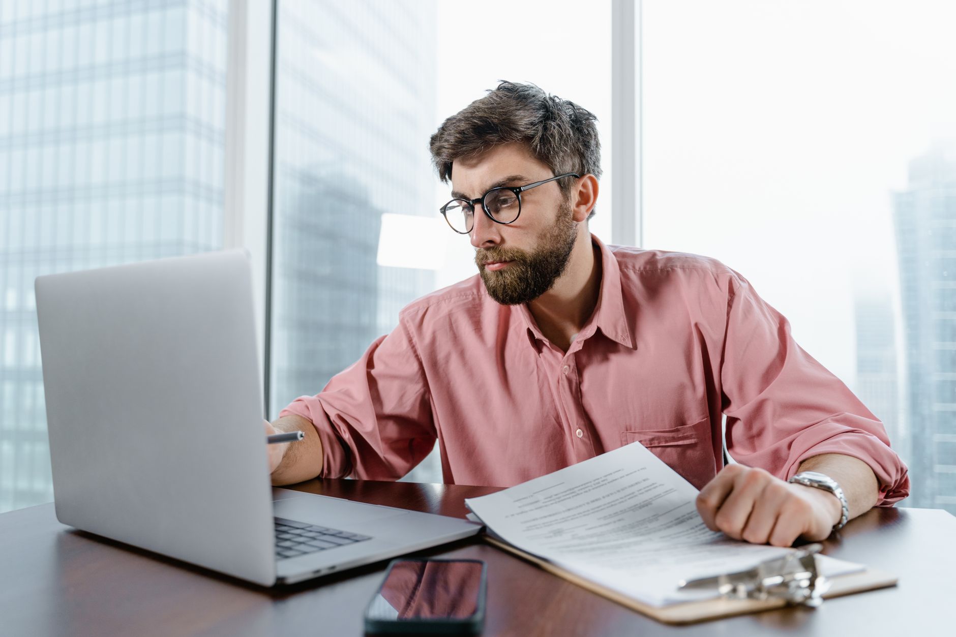 Trader concentrado revisando gráficos financieros en su plan de trading disciplinado.